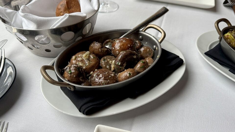 Cremini Mushrooms with Garlic, Thyme, Parsley and White Wine