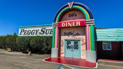 Peggy Sue’s 50’s Diner: A Timeless Roadside Treasure