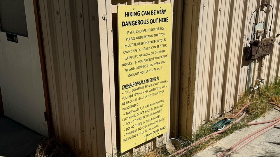 A sign directing hikers on how to hike responsibly in the area
