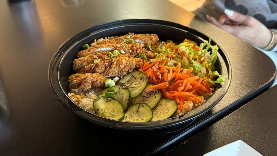 Fried chicken breast rice bowl served at Buldogis with rice and toppings.
