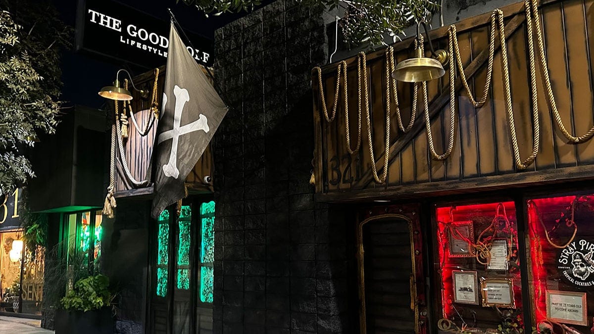 Ouside-View Stray Pirate