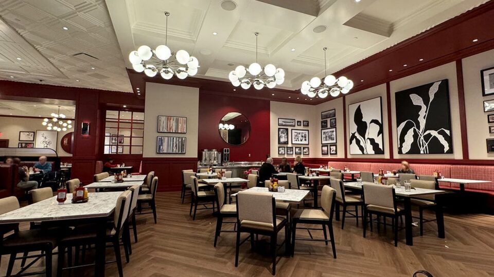 Interior dining area with booths inside Du-Par's Restaurant at Suncoast