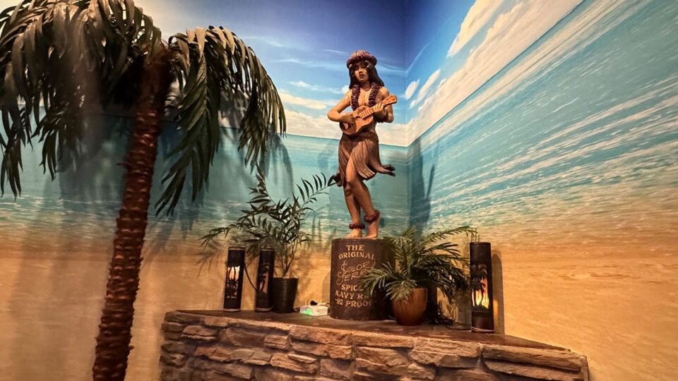 A lūʻau dancer sculpture sets the tone for Sagos’ surfer-tiki theme the moment you start looking around.