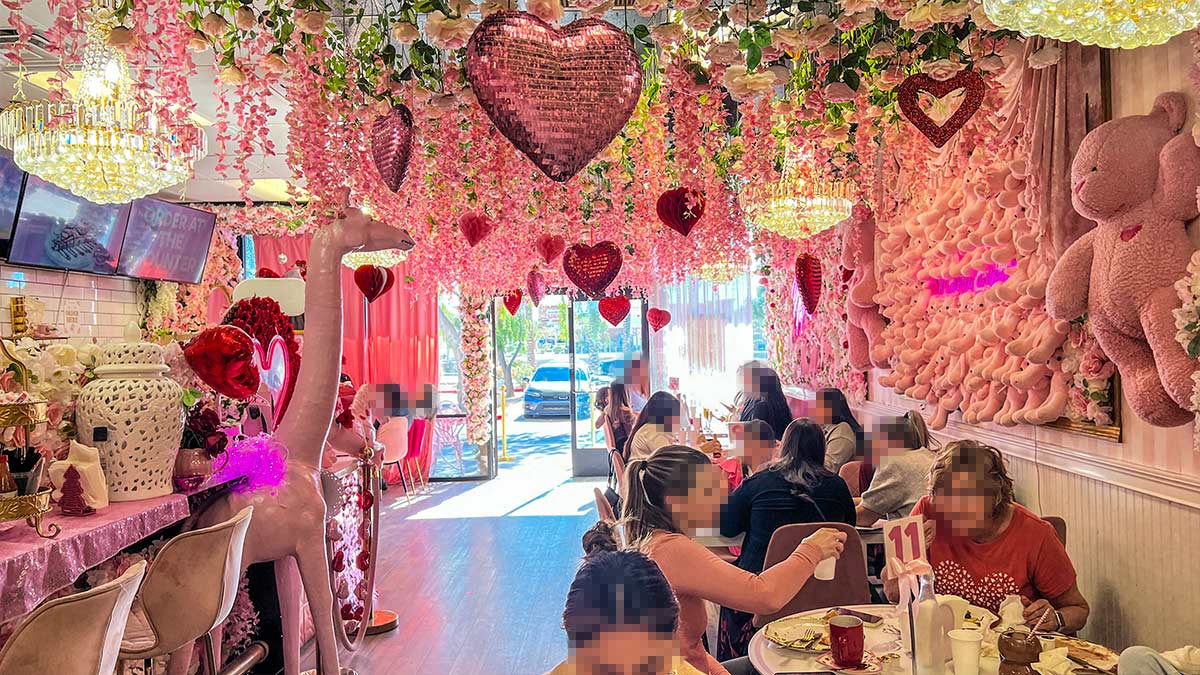 pink-decor-Cafe-de-Flores