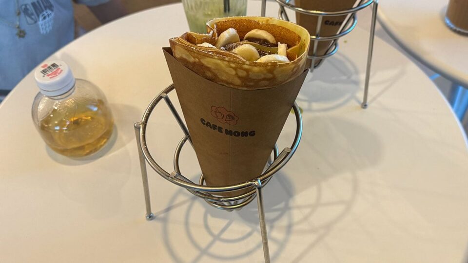 Nutella banana crepe with sliced bananas at Cafe Mong.