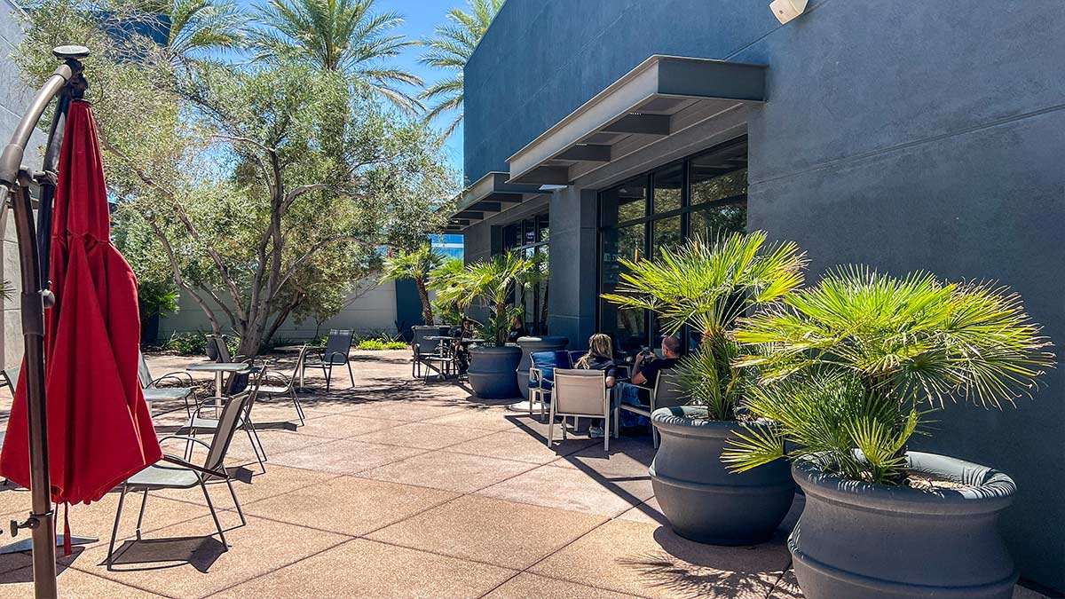 Baguette-Cafe-Outdoor-Seating