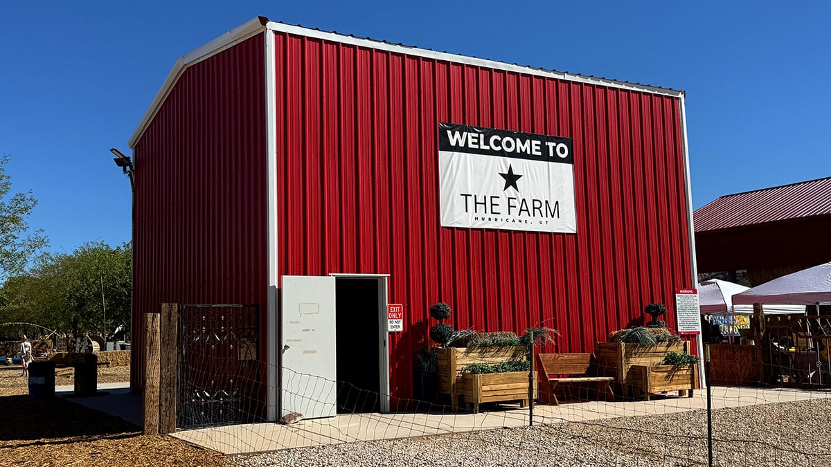 welcome sign at the farm hurricane utah