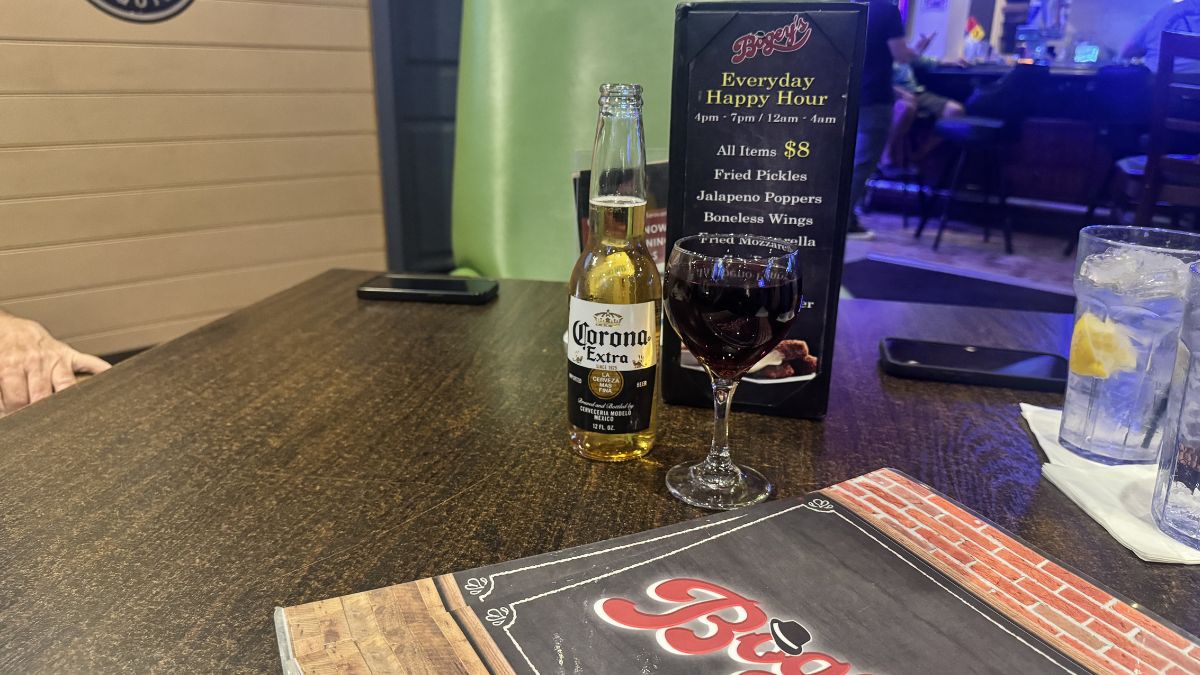 happy hour drinks and appetizers at Bogey’s Bar & Grill West