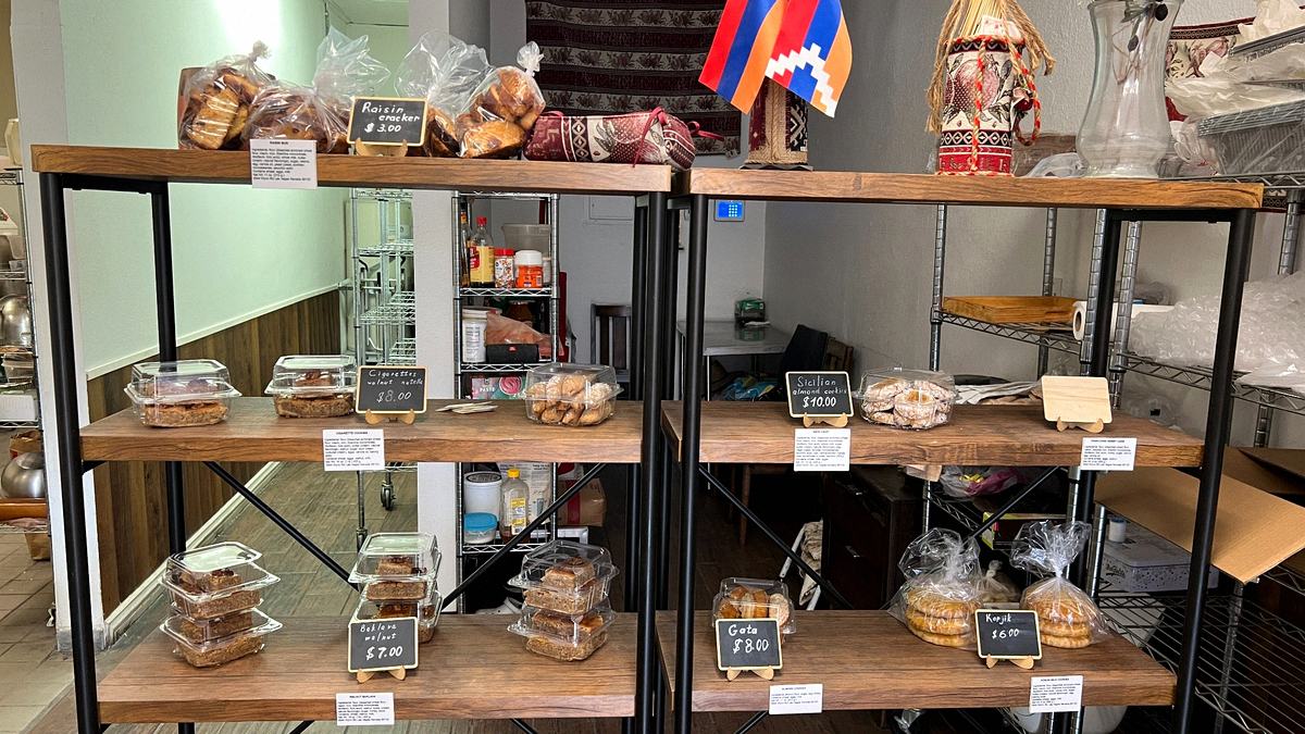 arevik-bakery-dessert-display-counter
