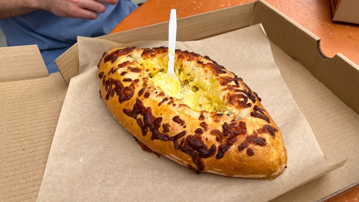 arevik-bakery-georgian-cheese-bread-adjaruli-close-up