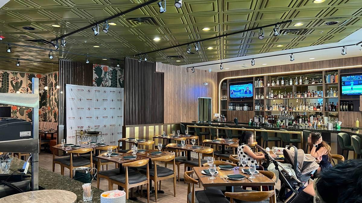 boom-bang-fine-foods-cocktails-interior-bar-seating