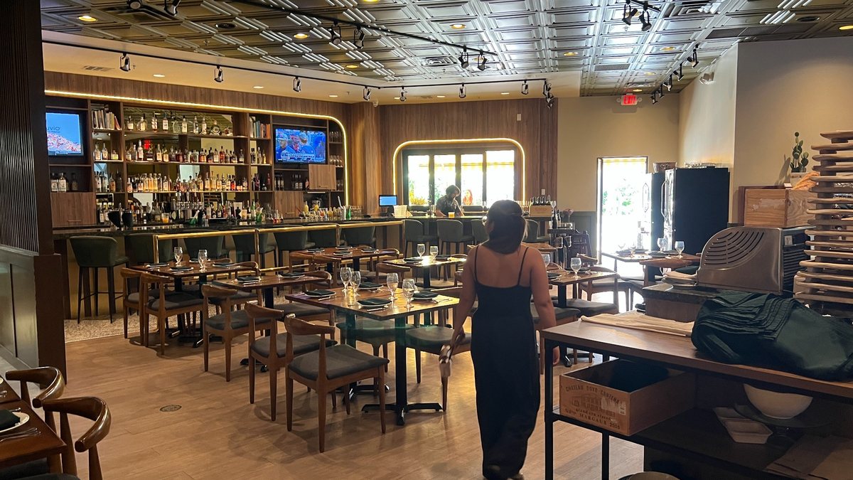 boom-bang-fine-foods-cocktails-main-dining-room-bar