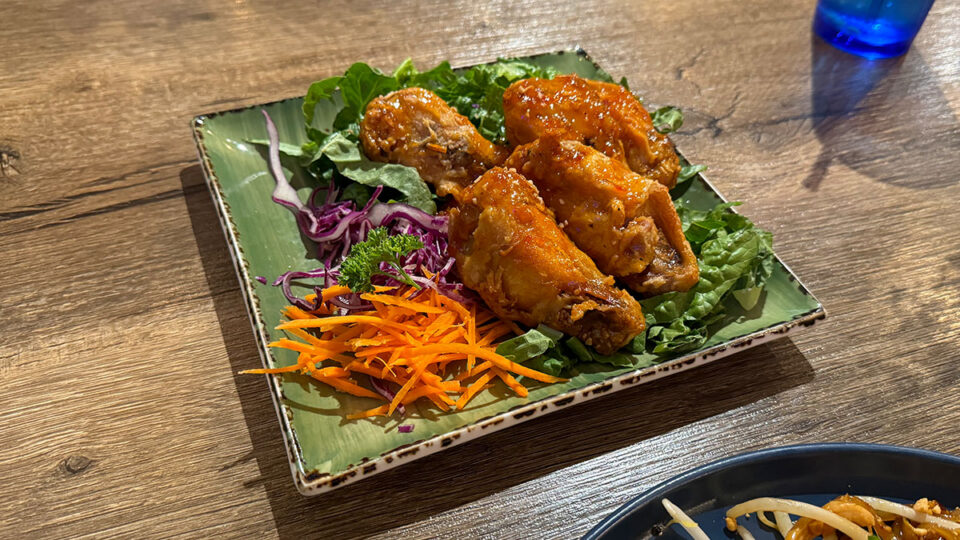 Deep fried chicken wings with sweet chili garlic sauce at Sen Thai Noodles