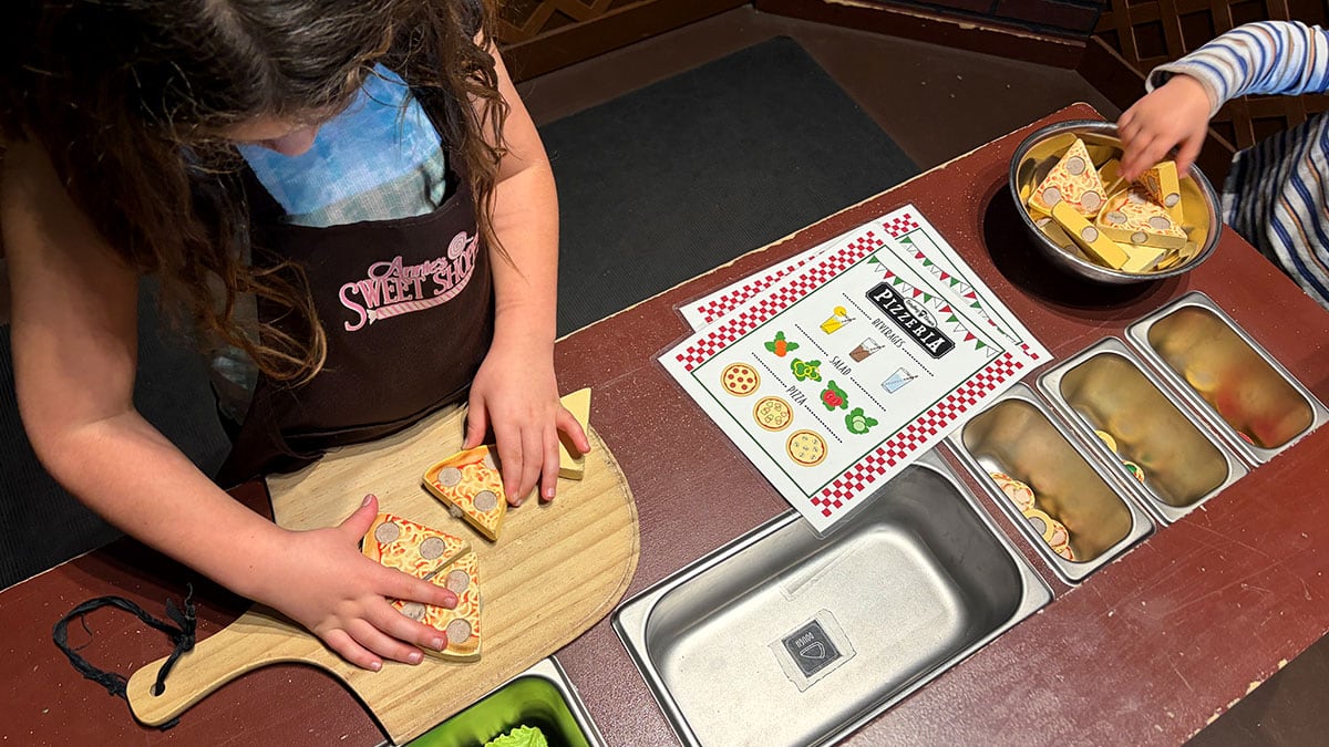 Pizza Shop and pizza making at toodley town